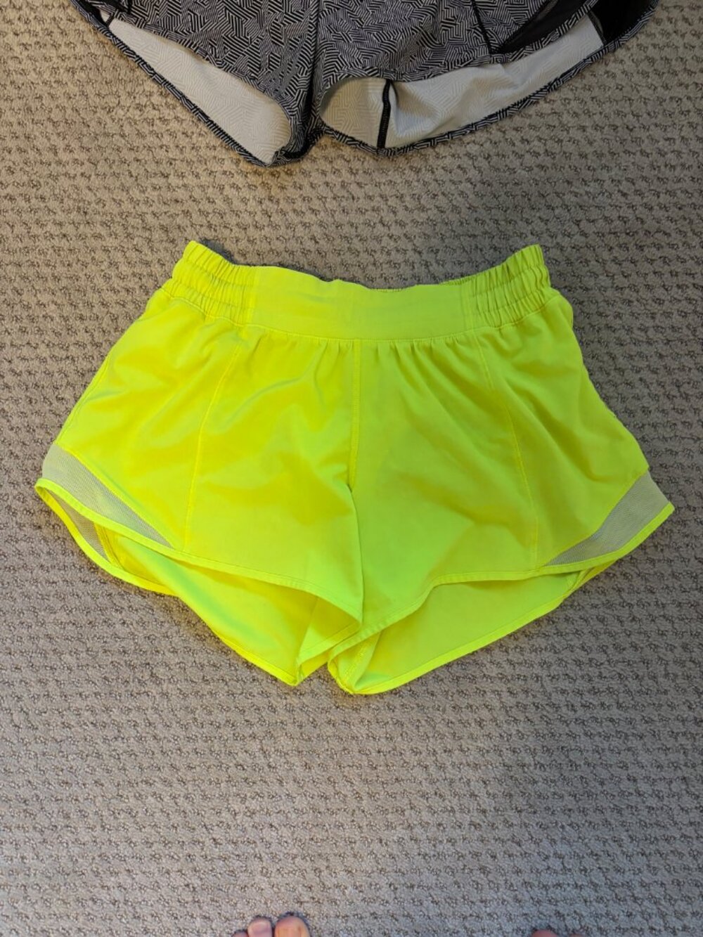 Lululemon Hotty Hot shorts - Size 6